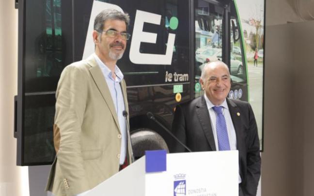 El alcalde, Eneko Goia, y el consejero de Transportes, Iñaki Arriola, tras la firma del convenio para implantar el BEI en Donostia.