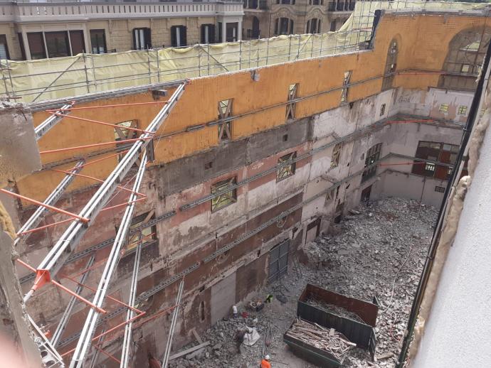 Foto del interior del Bellas Artes, con el derribo de la estructura ya completado