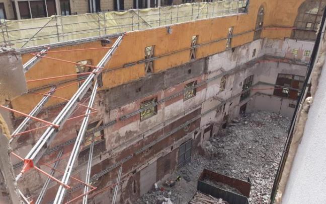 Foto del interior del Bellas Artes, con el derribo de la estructura ya completado