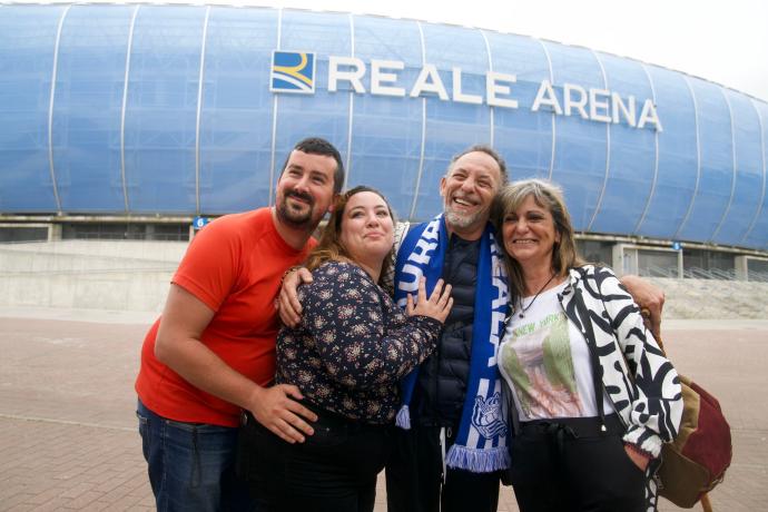 Antonio Escandón y su familia, frente al estadio de Anoeta, en el que sufrió un grave accidente en 2019