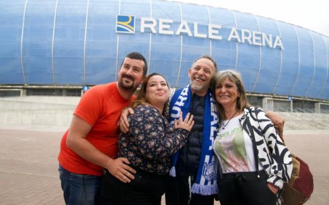 Antonio Escandón y su familia, frente al estadio de Anoeta, en el que sufrió un grave accidente en 2019