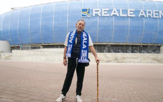 Antonio Escandón, frente al estadio de Anoeta, Reale Arena, en cuyas obras sufrió un grave accidente laboral en 2019