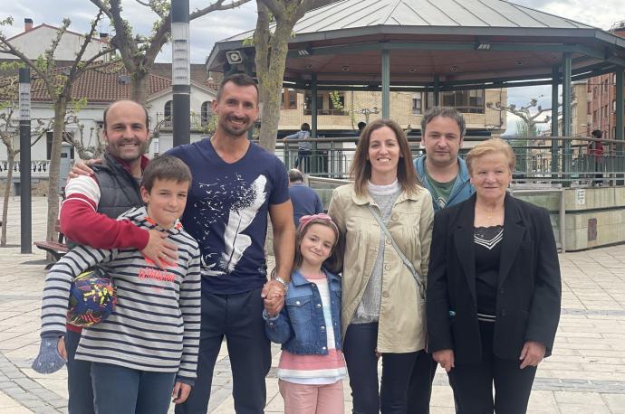 Adis, en el Paseo de Lodosa, con Felipe Martínez e Isabel Martínez y sus hijos, Asier e Irene Martínez, y con Carlos Martínez y Tere Lizanzu.