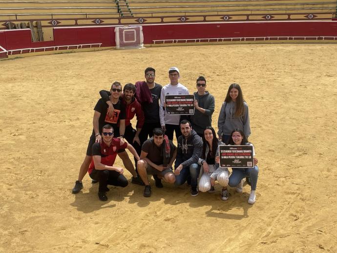 Algunos de los jóvenes de Lodosa que se han volcado con el festival de música posan en la plaza de toros en la que tendrá lugar la cita.