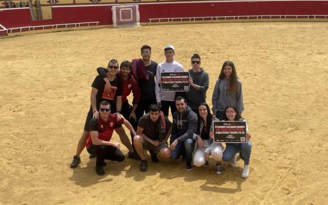 Algunos de los jóvenes de Lodosa que se han volcado con el festival de música posan en la plaza de toros en la que tendrá lugar la cita.
