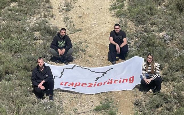 Arriba, Rubén Ezquerro (izda)y Álex Munilla, y abajo, Álvaro Marín y Raquel Igúzquiza, algunos de los jóvenes impulsores de la nueva asociación lodosana Trapezioräcing Arriba, Rubén Ezquerro (izda)y Álex Munilla, y abajo, Álvaro Marín y Raquel Igúzquiza, algunos de los jóvenes impulsores de la nueva asociación lodosana Trapezioräcing