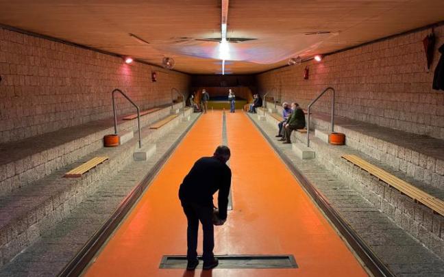 Un bolari en la instalación deportiva.