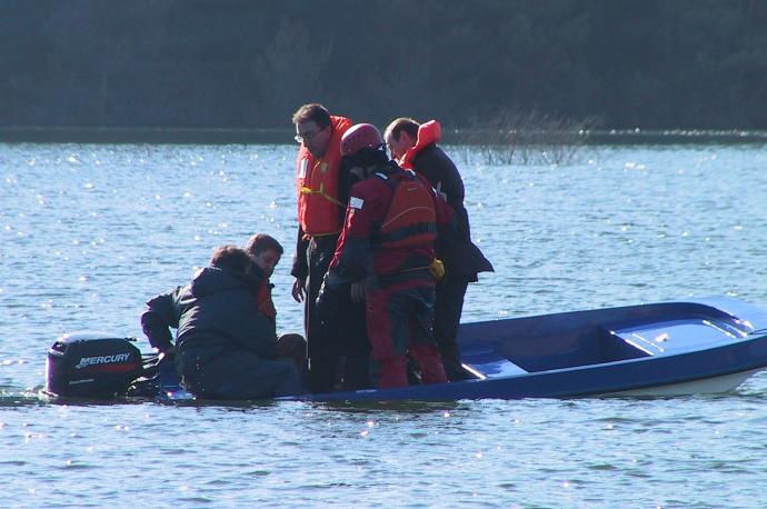Momento en el que la barca en la que viajaba Miranda empieza a llenarse de agua.