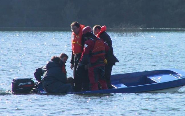 Momento en el que la barca en la que viajaba Miranda empieza a llenarse de agua.