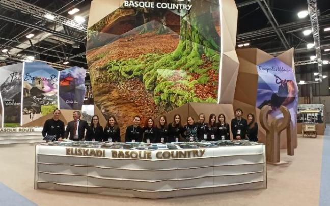 Participantes en un stand vasco en una feria de turismo.