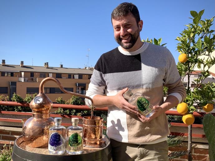 El tudelano Javier Zubieta en la terraza de su casa con sus productos 'Basandere', gyn y vodka con productos 100% navarros