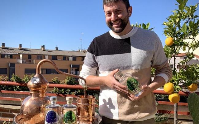 El tudelano Javier Zubieta en la terraza de su casa con sus productos 'Basandere', gyn y vodka con productos 100% navarros
