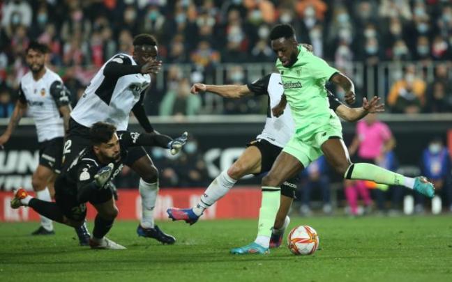 Iñaki Williams intenta regatear a Mamardashvili en la ocasión más clara del Athletic en Mestalla Iñaki Williams intenta regatear a Mamardashvili en la ocasión más clara del Athletic en Mestalla