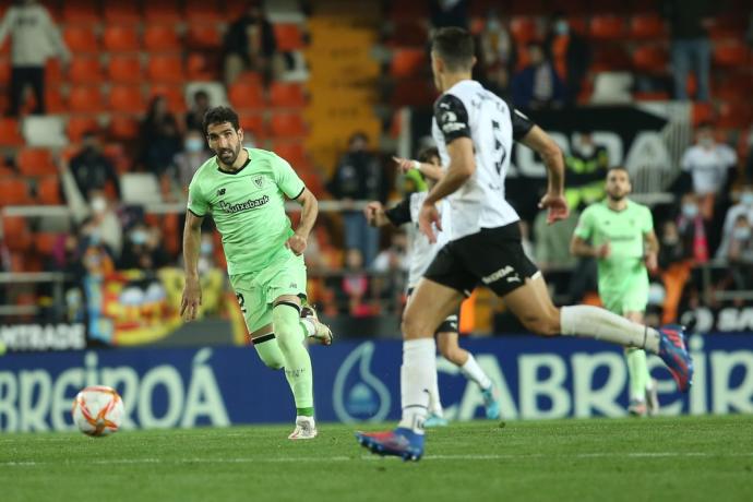 Raúl García conduce el balón en un lance del duelo en Mestalla