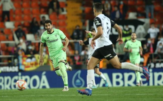 Raúl García conduce el balón en un lance del duelo en Mestalla