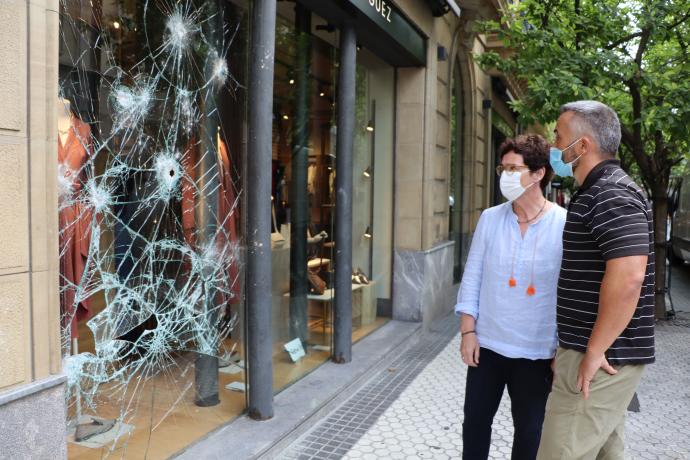 Responsables municipales visitan los comercios de Donostia afectados por los altercados