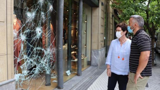 Responsables municipales visitan los comercios de Donostia afectados por los altercados