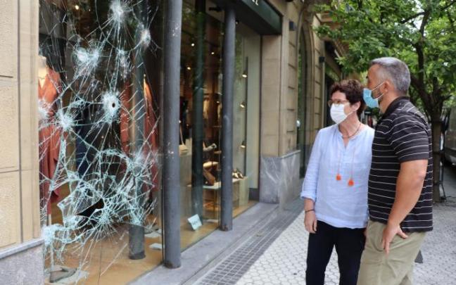 Responsables municipales visitan los comercios de Donostia afectados por los altercados Responsables municipales visitan los comercios de Donostia afectados por los altercados