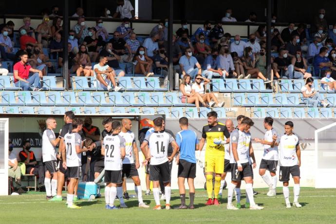 Los jugadores del Tudelano, durante un encuentro en el Ciudad de Tudela