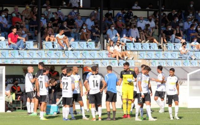 Los jugadores del Tudelano, durante un encuentro en el Ciudad de Tudela