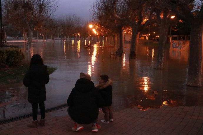 Una madre mira con su hijo al ya crecido Ebro