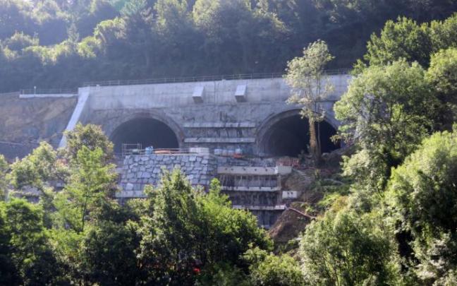 Aspecto que tenían en julio dos de los túneles desde donde se tenderán los viaductos gemelos Aspecto que tenían en julio dos de los túneles desde donde se tenderán los viaductos gemelos