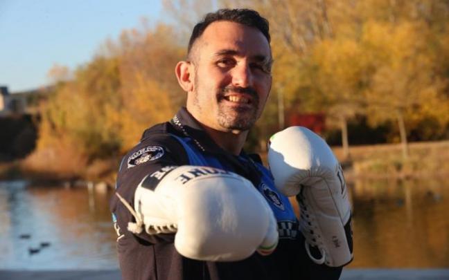 Rubén Díaz, equipado con su uniforme de Policía local del Valle de Egüés y sus guantes Leone 1947.