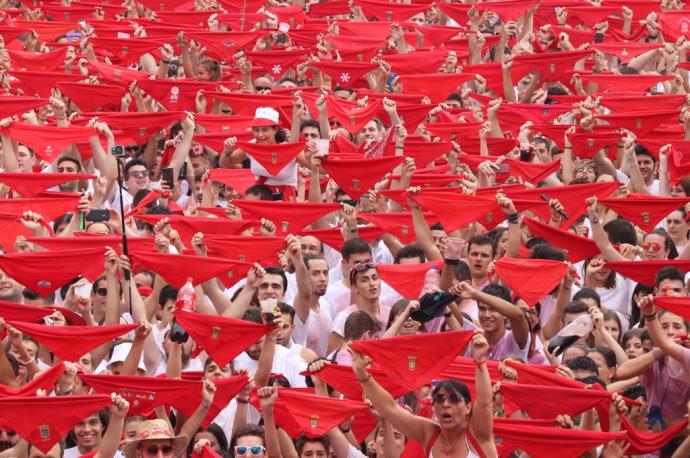 Pañuelos rojos en alto durante el lanzamiento del cohete de fiestas de Santa Ana de 2019