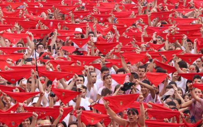 Pañuelos rojos en alto durante el lanzamiento del cohete de fiestas de Santa Ana de 2019 Pañuelos rojos en alto durante el lanzamiento del cohete de fiestas de Santa Ana de 2019