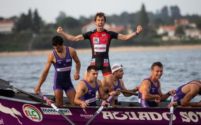 Gorka Aranberri, patrón de Santurtzi, celebra la victoria sobre la bocina en Ares. Gorka Aranberri, patrón de Santurtzi, celebra la victoria sobre la bocina en Ares.