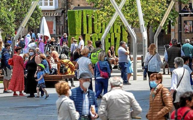 Numerosas personas tomaron ayer las calles de Vitoria para disfrutar del buen tiempo. Foto: Jorge Muñoz