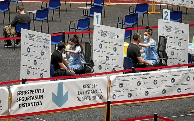 Varias personas se vacunan en Illunbe esta misma semana. Foto: Iker Azurmendi