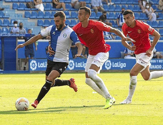 Rioja lo intentó por todos los medios, pero el Mallorca logró anularlo. Foto: Josu Chavarri