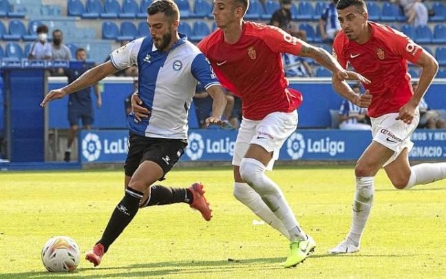 Rioja lo intentó por todos los medios, pero el Mallorca logró anularlo. Foto: Josu Chavarri