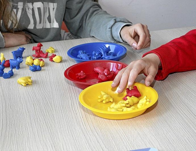 Actividades manuales en el centro de día Landaberde para personas con autismo. Foto: Pilar Barco