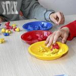 Actividades manuales en el centro de día Landaberde para personas con autismo. Foto: Pilar Barco