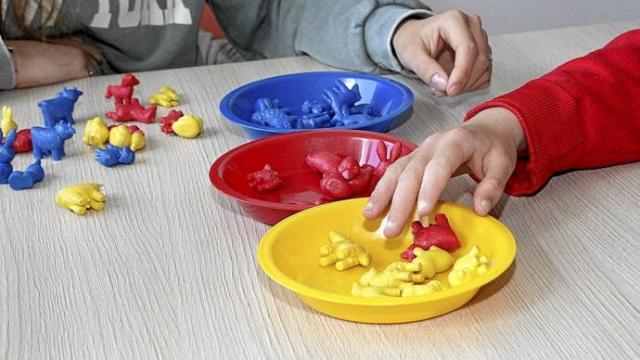 Actividades manuales en el centro de día Landaberde para personas con autismo. Foto: Pilar Barco