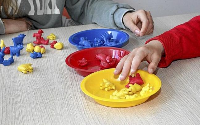 Actividades manuales en el centro de día Landaberde para personas con autismo. Foto: Pilar Barco