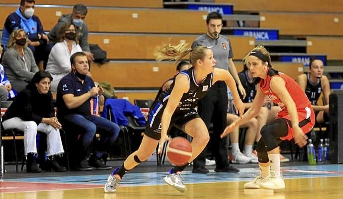 Cornelius bota el balón ante la defensa de una jugadora del Ensino, en el partido disputado ayer en Lugo. Foto: N.G.
