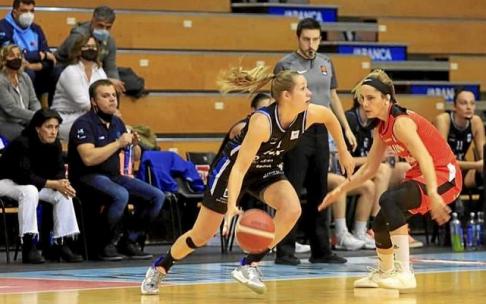 Cornelius bota el balón ante la defensa de una jugadora del Ensino, en el partido disputado ayer en Lugo. Foto: N.G.