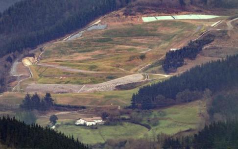 Vista general del vertedero de Zaldibar que se derrumbó hace dos años.
