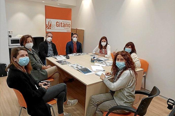 Reunión de los ediles Maider Etxebarria e Igor Salazar, en el centro, con Secretariado Gitano. Foto: DNA