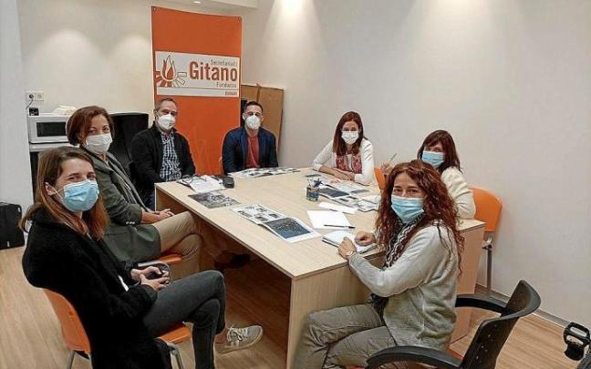 Reunión de los ediles Maider Etxebarria e Igor Salazar, en el centro, con Secretariado Gitano. Foto: DNA