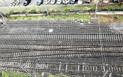 Vías del tren a su paso por Vitoria. Foto: Pilar Barco