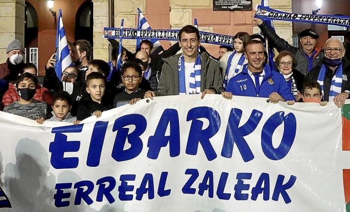 Mikel Oyarzabal, con aficionados realistas en la plaza Untzaga.