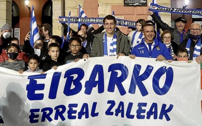 Mikel Oyarzabal, con aficionados realistas en la plaza Untzaga.