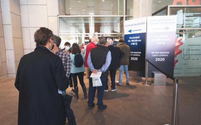 Accionistas del Igualatorio acceden a la última junta. Accionistas del Igualatorio acceden a la última junta.