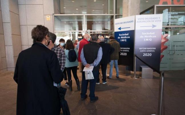 Accionistas del IMQ entran en el Euskalduna, en la junta de octubre. Accionistas del IMQ entran en el Euskalduna, en la junta de octubre.
