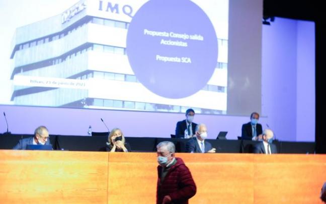 Miembros del consejo y representantes de Adeslas, durante una reunión informativa de la propuesta de compra de acciones. Miembros del consejo y representantes de Adeslas, durante una reunión informativa de la propuesta de compra de acciones.