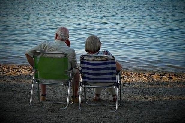 Una pareja de ancianos en la playa.